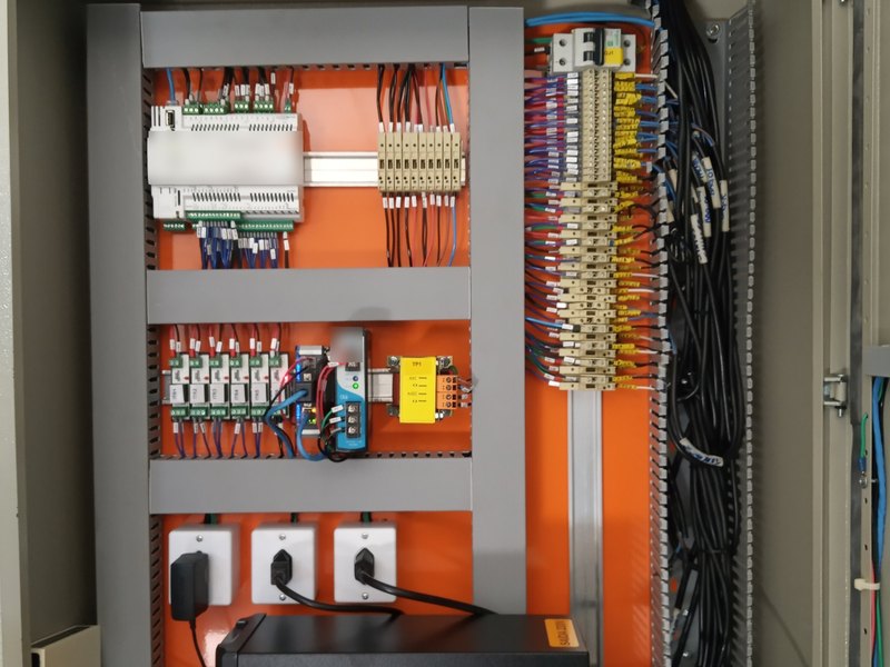 Painel de automação com controlador, relés de interface, fonte e bornes identificados