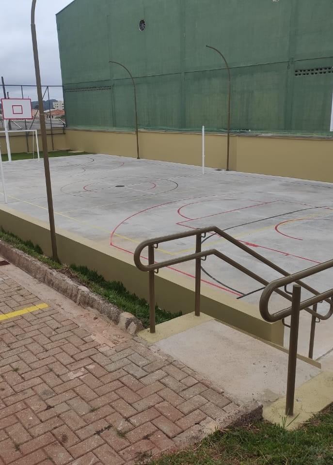 Área comum de condomínio com escada e corrimão adequados durante a regularização