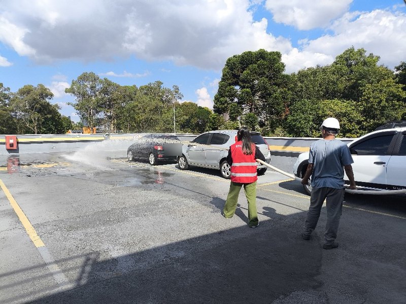 Ensaio de vazão da rede de incêndio com a brigada, em planta industrial de Curitiba