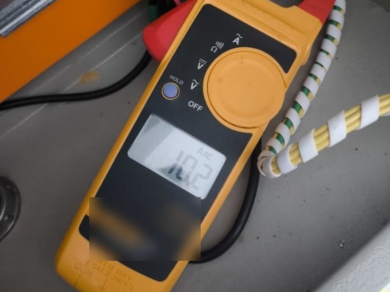 Medição de corrente em painel de comando com alicate amperímetro