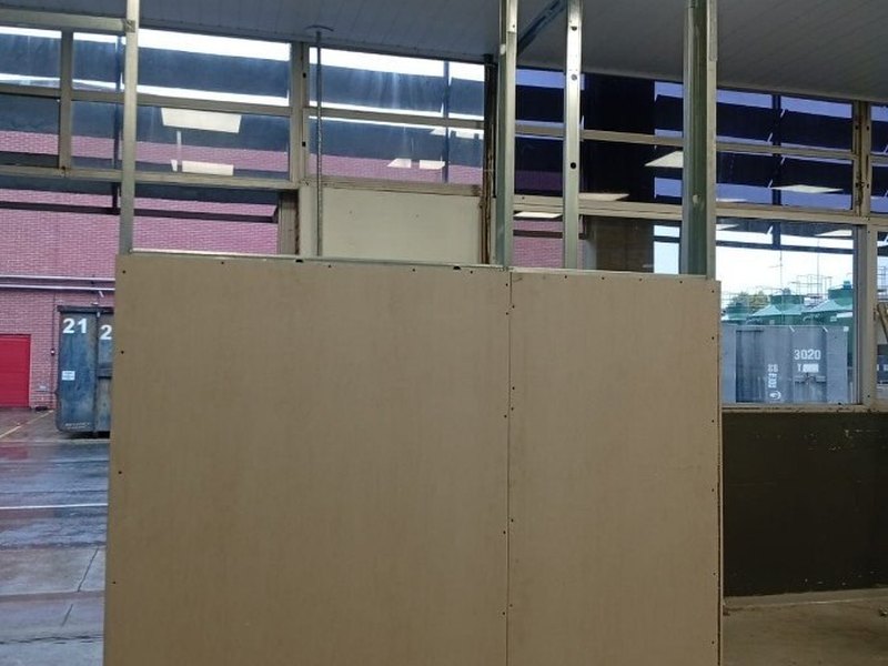 Fechamento em drywall durante reforma de central de resíduos industrial