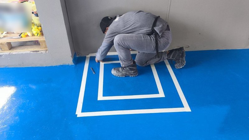 Demarcação de área no piso epóxi azul