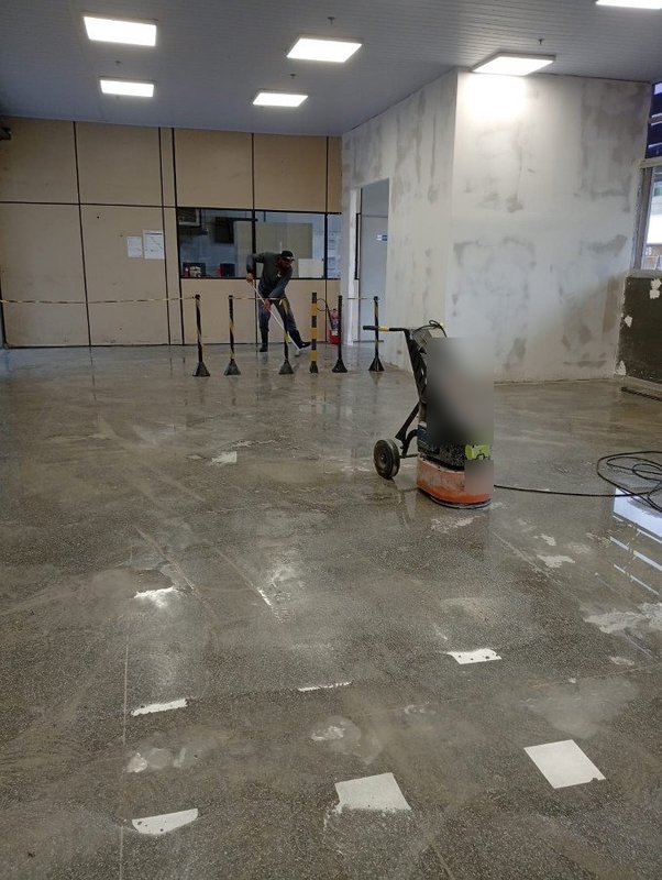 Lixamento mecânico do piso com politriz antes do sistema epóxi