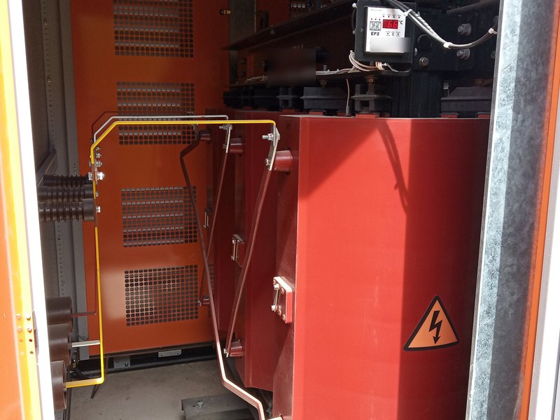 Transformador a seco com monitor de temperatura em subestação abrigada