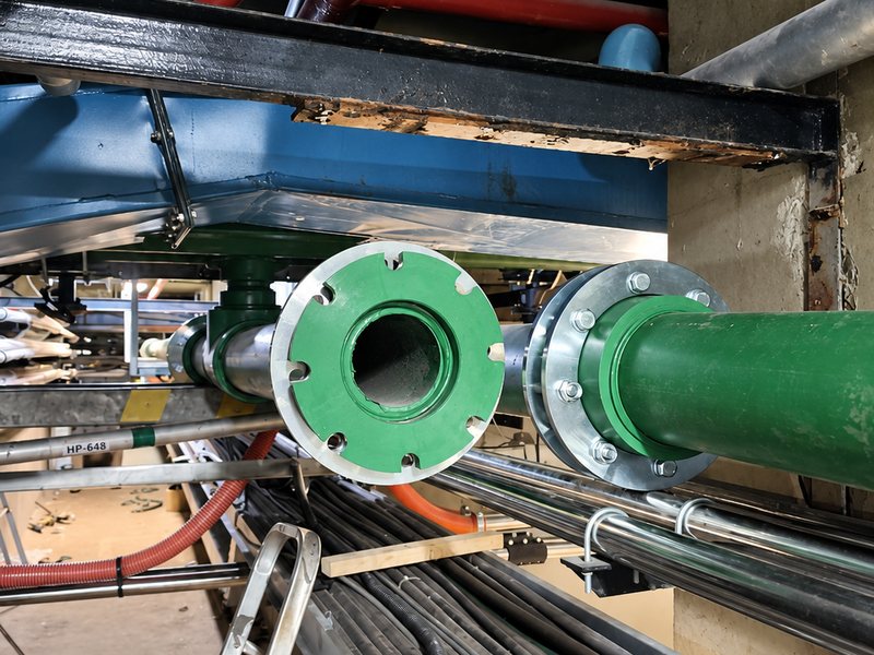 Nova tubulação de água gelada em PPR com flanges, em montagem na galeria técnica