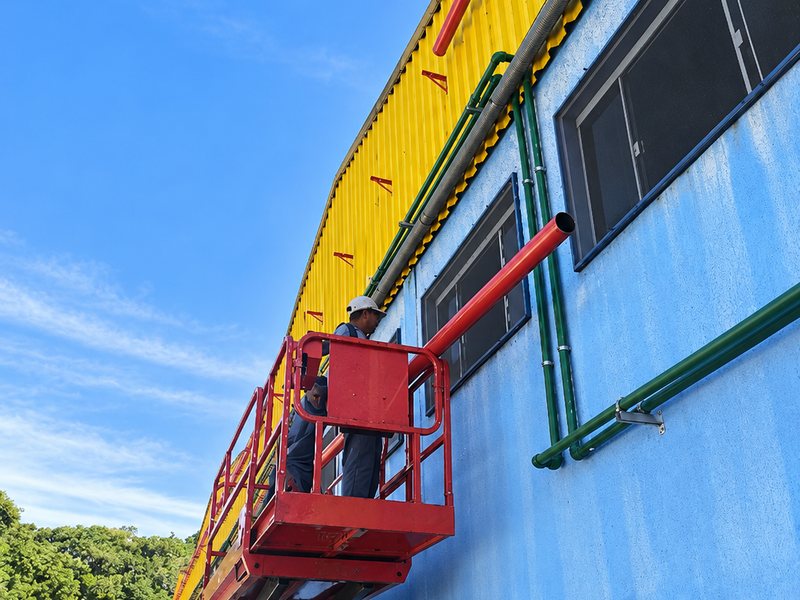 Execução das adequações do projeto: tubulação de incêndio instalada na fachada de galpão