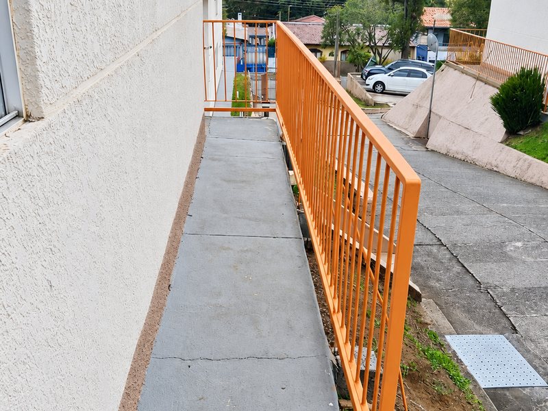 Área comum do condomínio com corrimão instalado na regularização