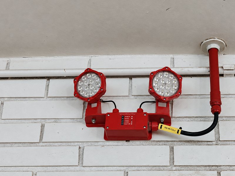 Luminária do sistema de iluminação de emergência centralizado em planta industrial no Triângulo Mineiro