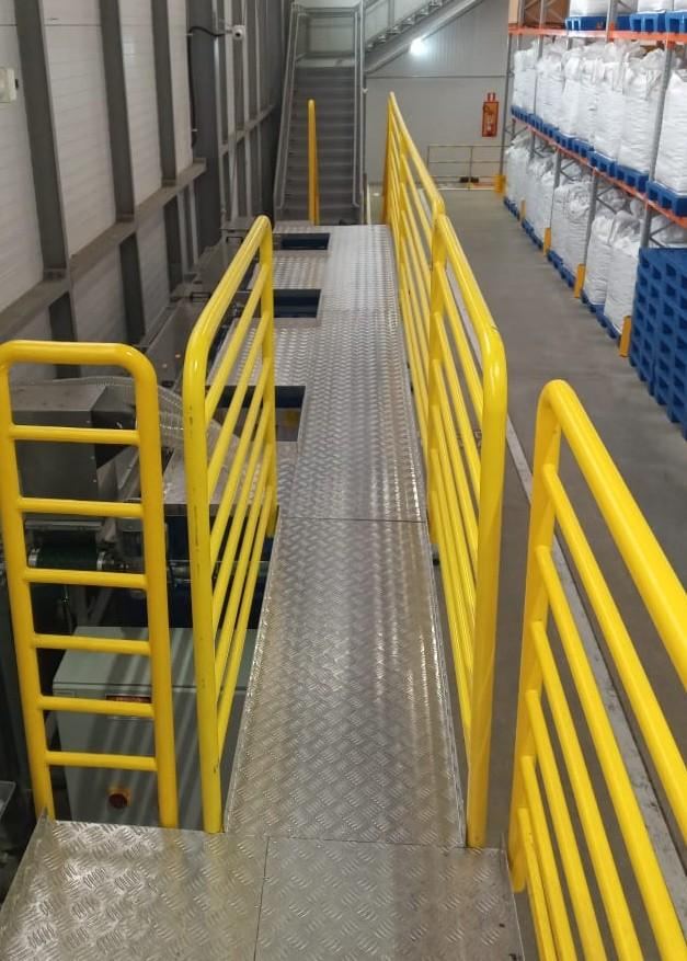 Guarda-corpo e plataforma metálica instalados em área industrial