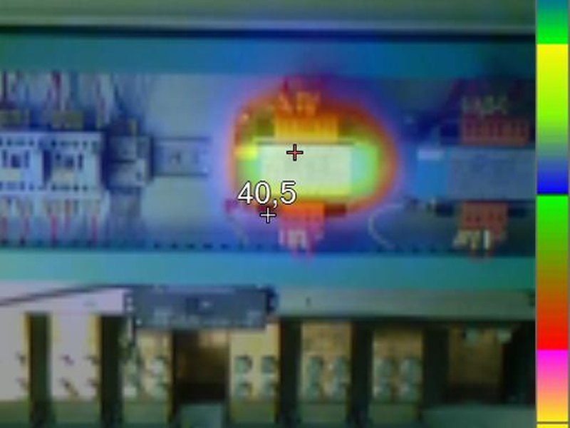Imagem térmica de painel elétrico com ponto aquecido em 40,5 °C
