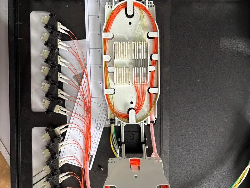 Distribuidor óptico de rack com bandeja de emenda, fibras organizadas e mapa de fibras