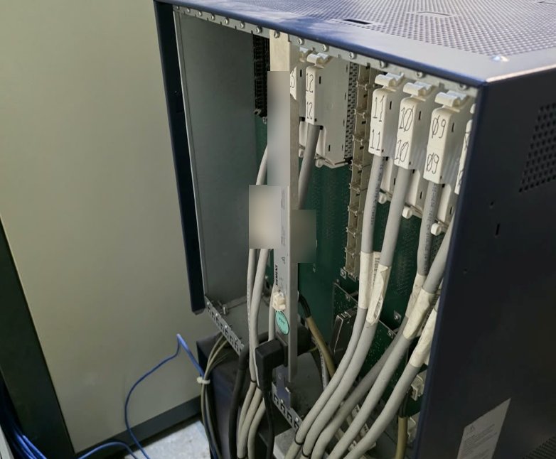 Cabeamento identificado por posição em gabinete de telefonia